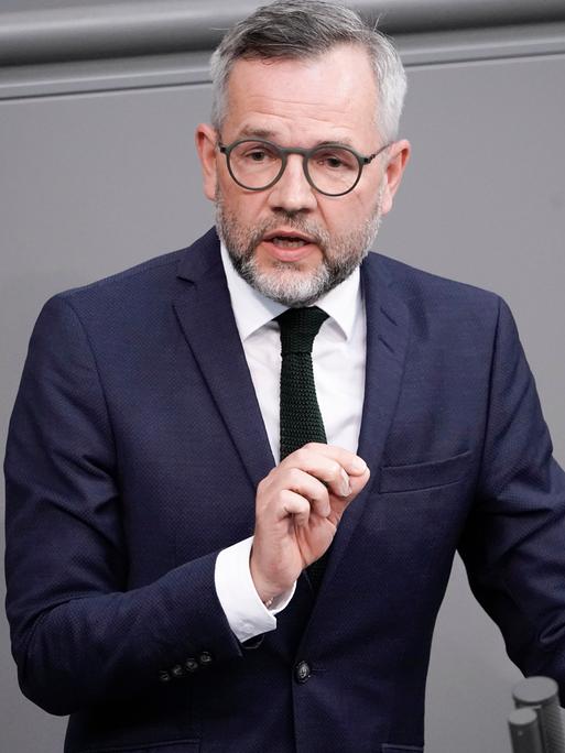 Michael Roth steht im Anzug am Rednerpult des Deutschen Bundestages.