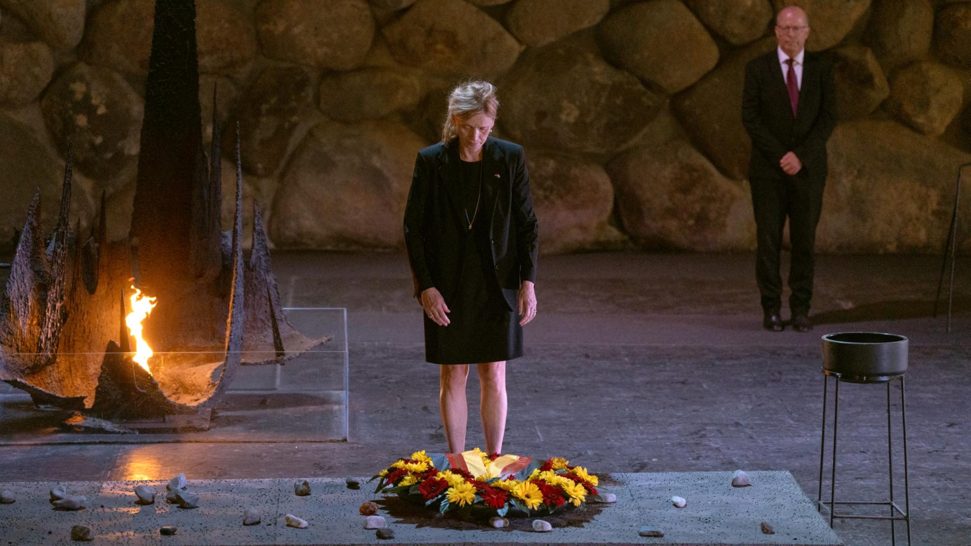 Jerusalem: Bildungsministerin Karin Prien (CDU) legt in der Halle der Erinnerung in der Holocaust-Gedenkstätte Yad Vashem einen Kranz vor der ewigen Flamme nieder.
