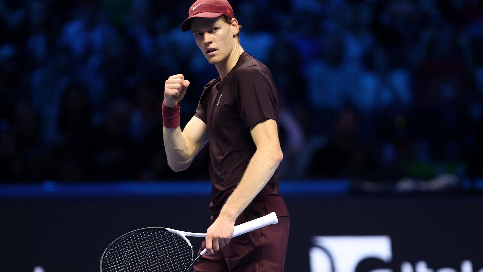 Jannik Sinner bei den ATP Finals in Turin: in der einen Hand den Tennisschläger, die andere Hand zur Faust geballt. Jannik Sinner bei den ATP Finals in Turin: in der einen Hand den Tennisschläger, die andere Hand zur Faust geballt.