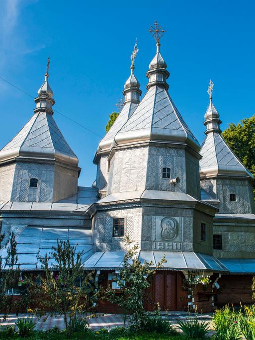 Die ukrainische Unesco-Welterbestätte Nyzhniy Verbizh mit der Holzkirche "Geburt der seligen Jungfrau Maria"
