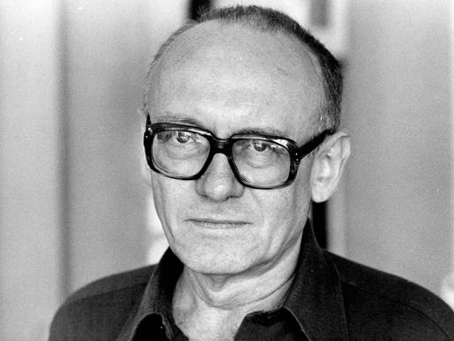 Schwarzweiß-Foto von Ernst Jandl, der ernst in die Kamera blickt