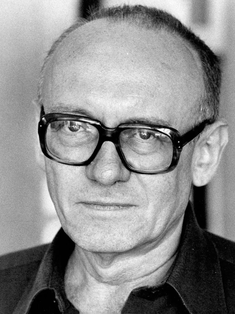 Schwarzweiß-Foto von Ernst Jandl, der ernst in die Kamera blickt