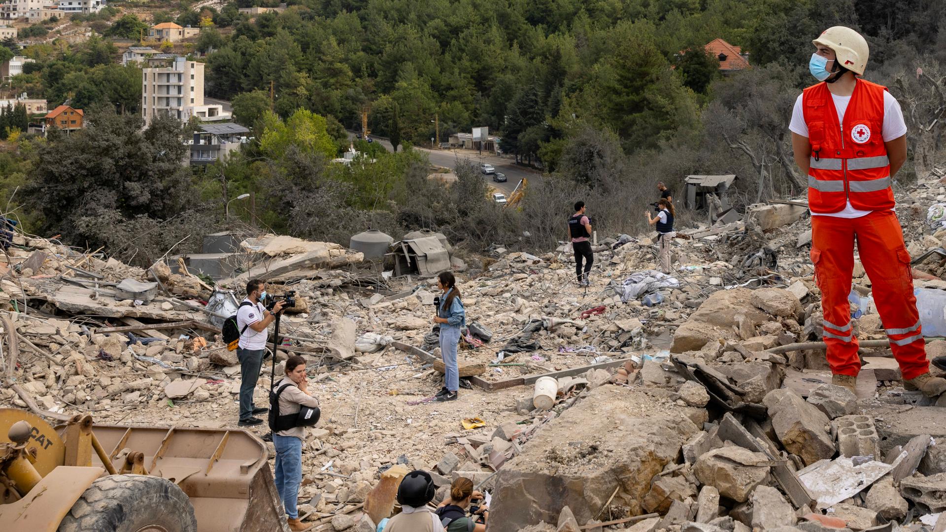 Medienvertreter berichten vor Ort nach militärischen Angriffen im Libanon.