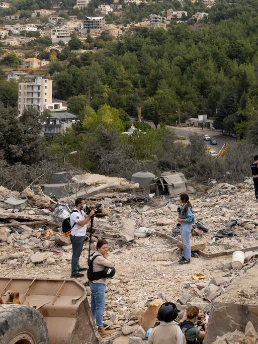 Medienvertreter berichten vor Ort nach militärischen Angriffen im Libanon.