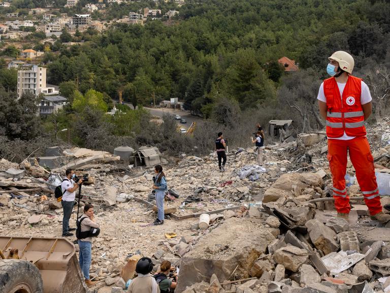 Medienvertreter berichten vor Ort nach militärischen Angriffen im Libanon.