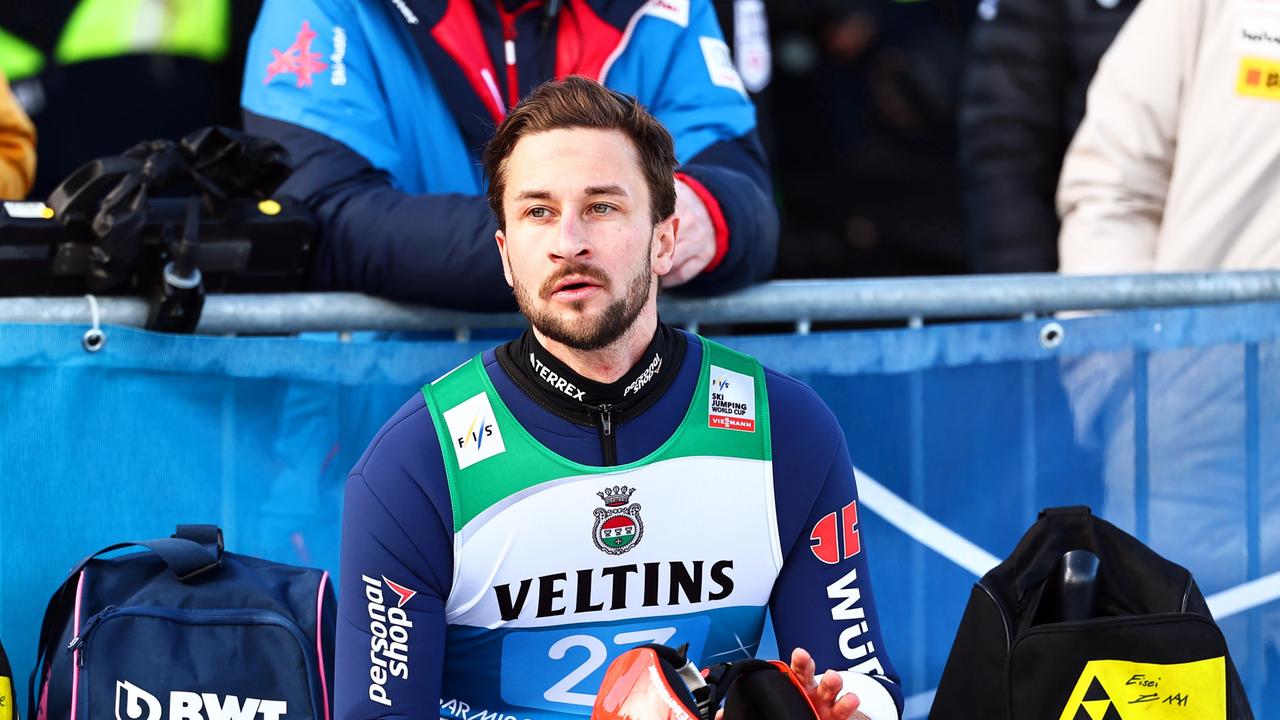 Skispringer Markus Eisenbichler sitzt auf einer Bank.