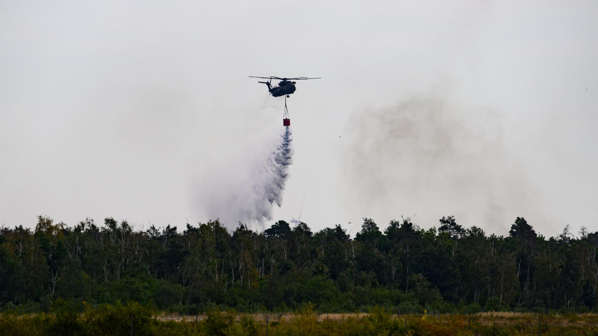 Jacobsthal: Ein Löschhubschrauber der Bundeswehr fliegt zum Waldbrand in der Gohrischheide. Das Waldgebiet zwischen Sachsen und Brandenburg brennt seit mehreren Tagen.