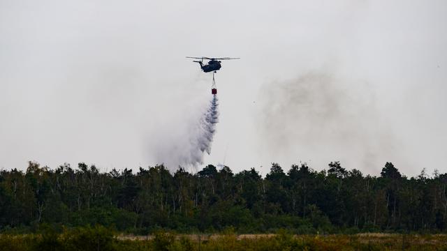 Ein Löschhubschrauber der Bundeswehr fliegt zum Waldbrand in der Gohrischheide.