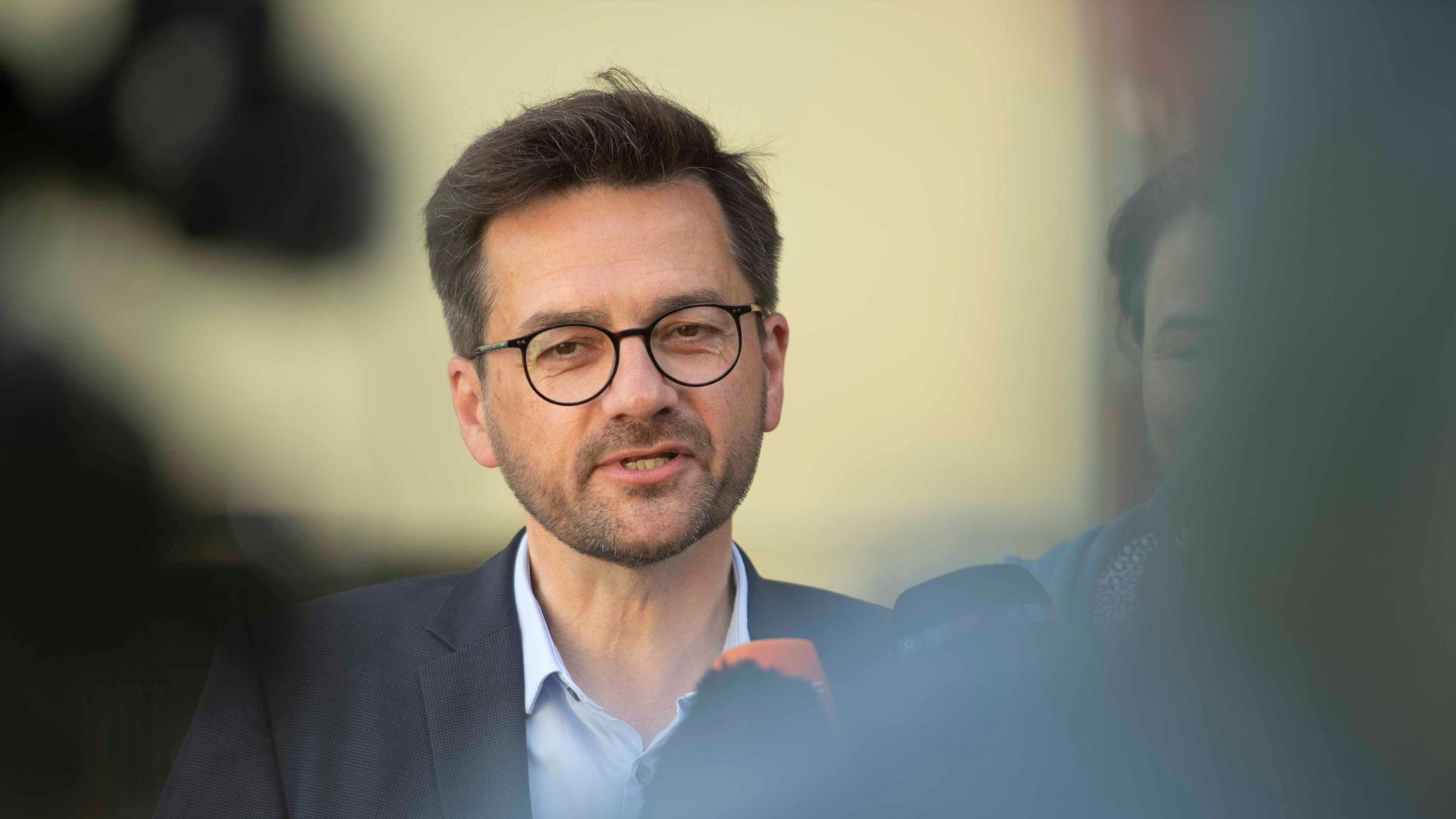 Der nordrhein-westfälische SPD-Chef Thomas Kutschaty blickt in die Kameras.