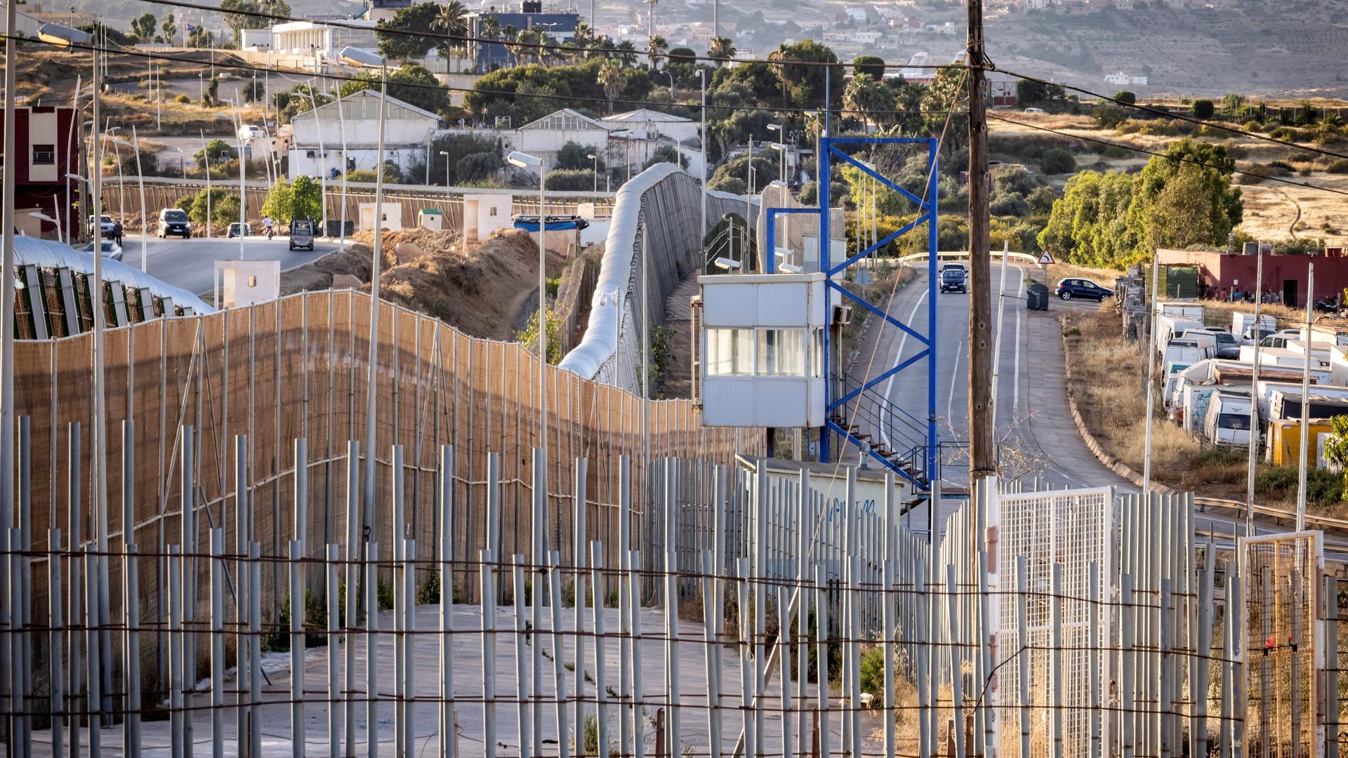 Blick auf hohe Zäune und Grenzbefestigungen zwischen Marokko und der spanischen Exklave Melilla