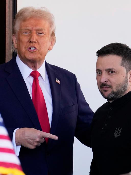 US-Präsident Donald Trump schüttelt Ukraine-Präsident Volodymyr Zelenskyy vor dem Weißen Haus die Hand.