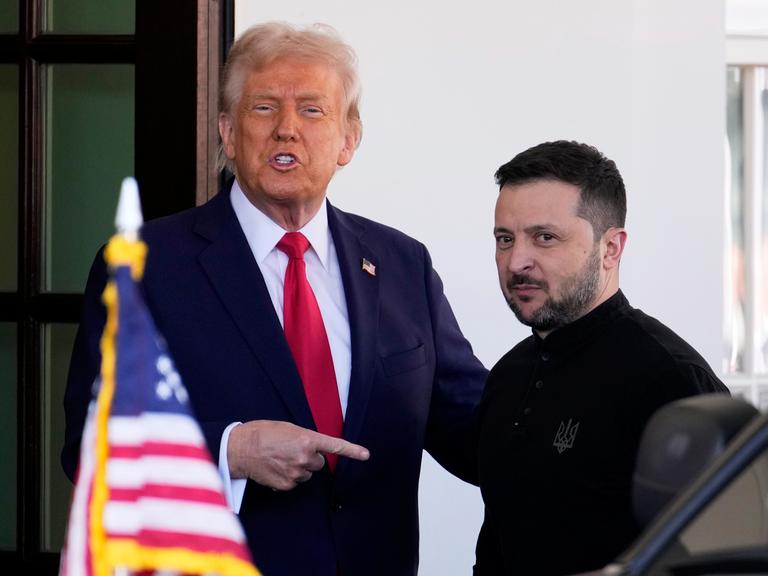 US-Präsident Donald Trump schüttelt Ukraine-Präsident Volodymyr Zelenskyy vor dem Weißen Haus die Hand.