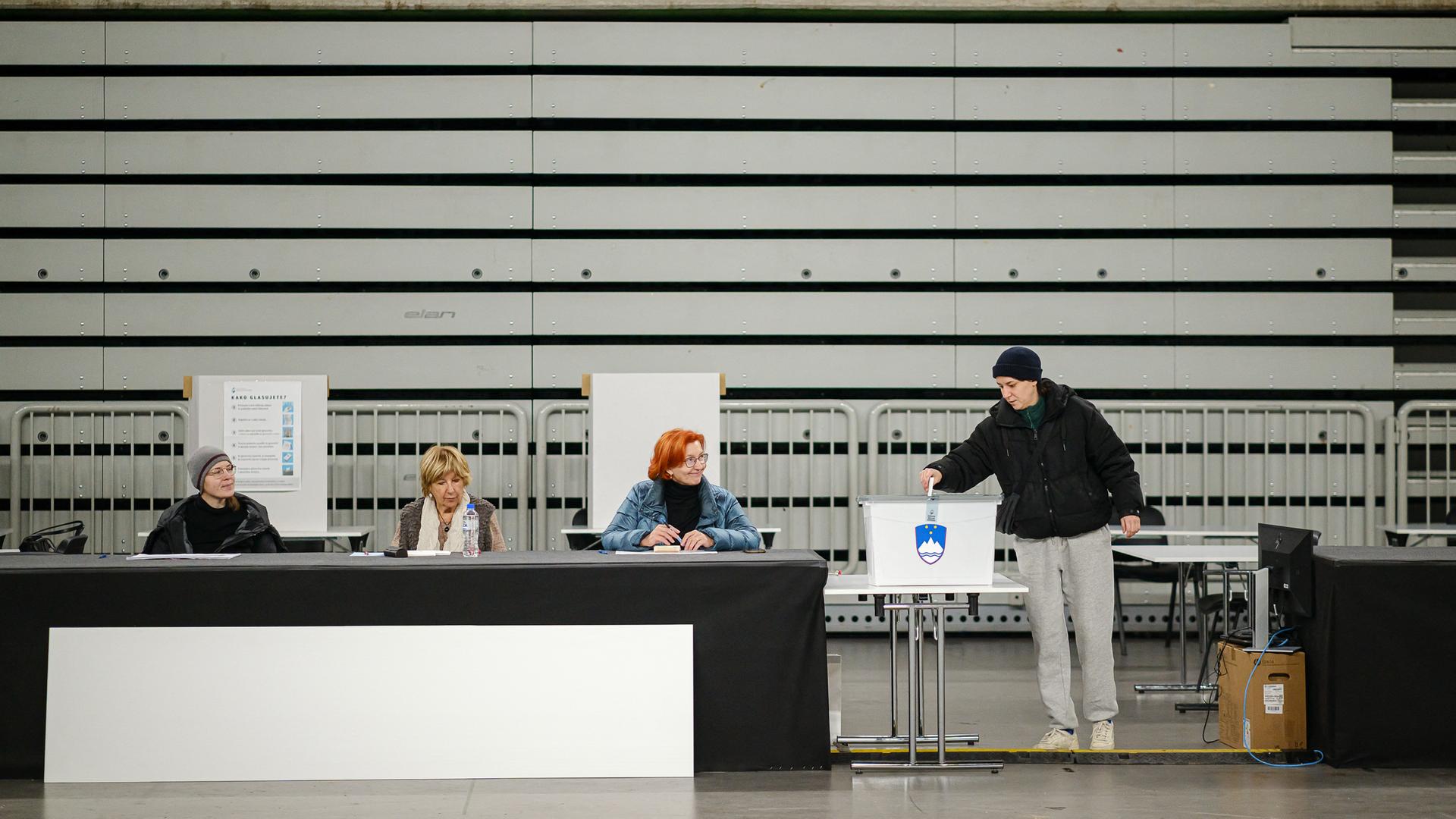 Eine Person wirft beim Referendum zum Thema Sterbehilfe in Slowenien einen Stimmzettel in eine Wahlurne.