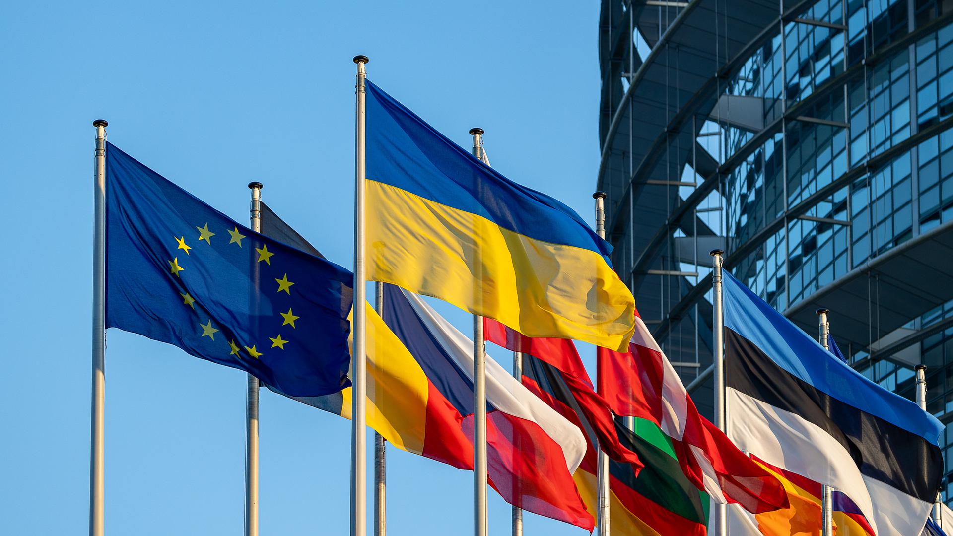 Vor dem Europäischen Parlament in Strassburg wehen die Flaggen der Europäischen Union, der Ukraine sowie mehrerer Mitgliedstaaten, darunter Polen, Deutschland, Estland und Bulgarien. Vor dem Europäischen Parlament in Strassburg wehen die Flaggen der Europäischen Union, der Ukraine sowie mehrerer Mitgliedstaaten, darunter Polen, Deutschland, Estland und Bulgarien.