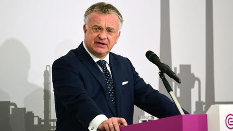 Der Firmenchef von Evonik, Christian Kullmann, hält eine Rede.