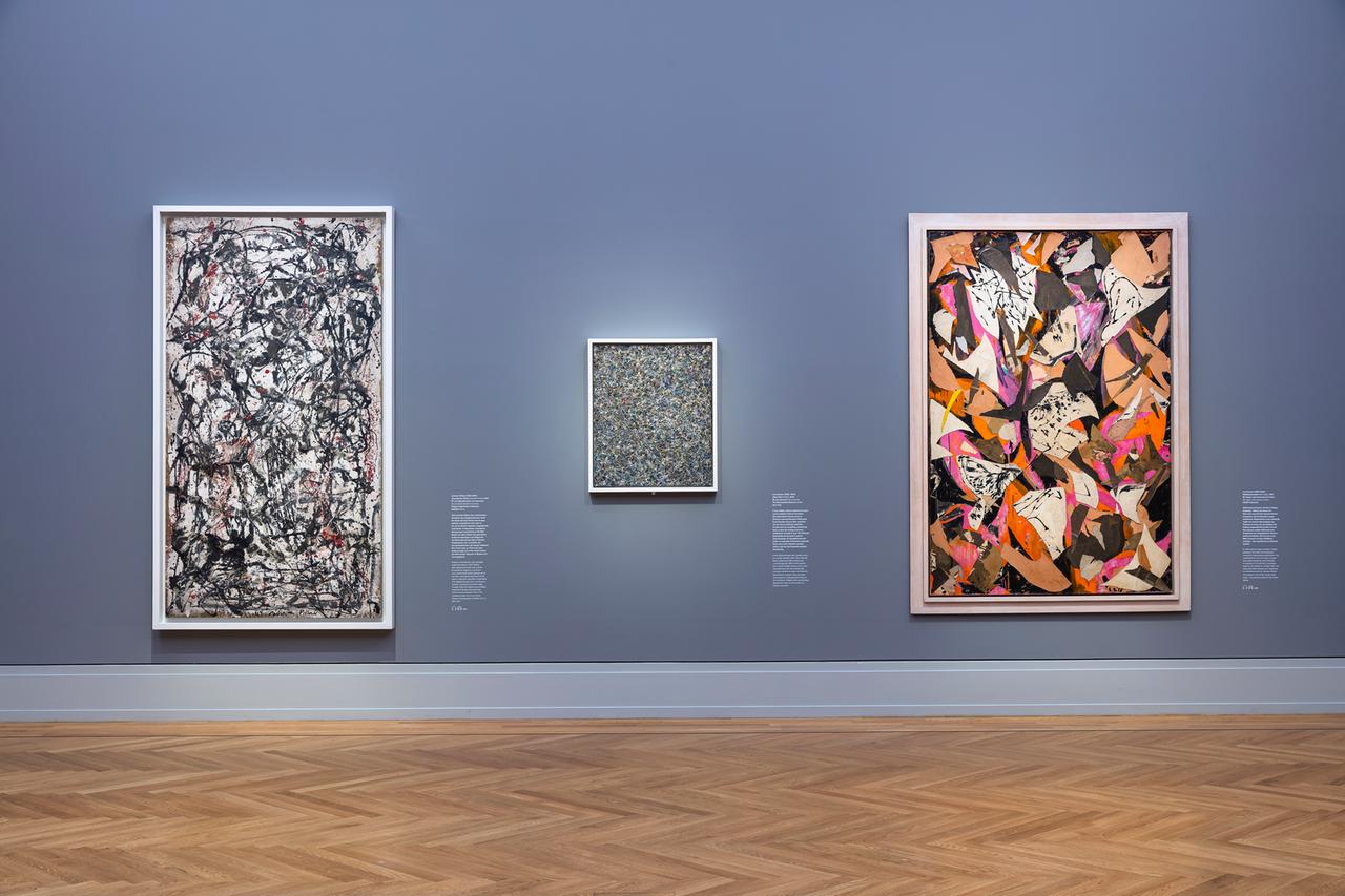 Blick in die Ausstellung: Drei abstrakte Gemälde hängen nebeneinander.