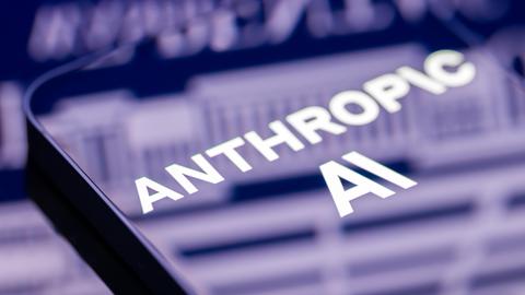 Das Anthropic Logo auf einem Smartphone