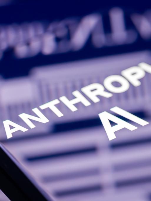 Das Anthropic Logo auf einem Smartphone