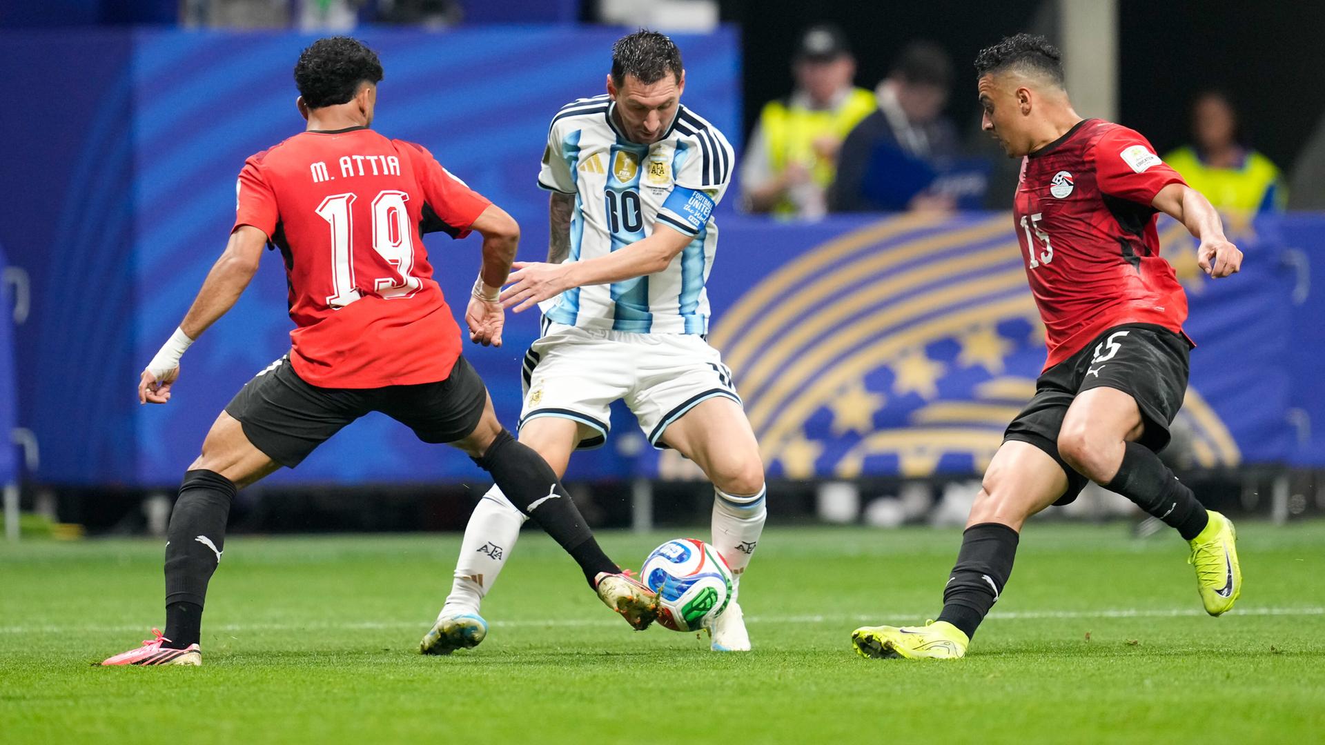 Marwan Attia (Ägypten, #19) im Zweikampf mit Lionel Messi (Argentinien, #10) im Achtelfinale der Fußball-WM Marwan Attia (Ägypten, #19) im Zweikampf mit Lionel Messi (Argentinien, #10) im Achtelfinale der Fußball-WM