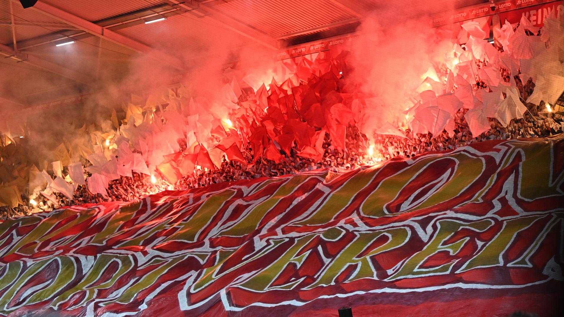 UEFA Europa Conference League-Qualifikation, FSV Mainz 05 - Rosenborg Trondheim, 4. Runde, Rückspiele, Mewa Arena: Mainzer Fans zünden Pyrotechnik. 