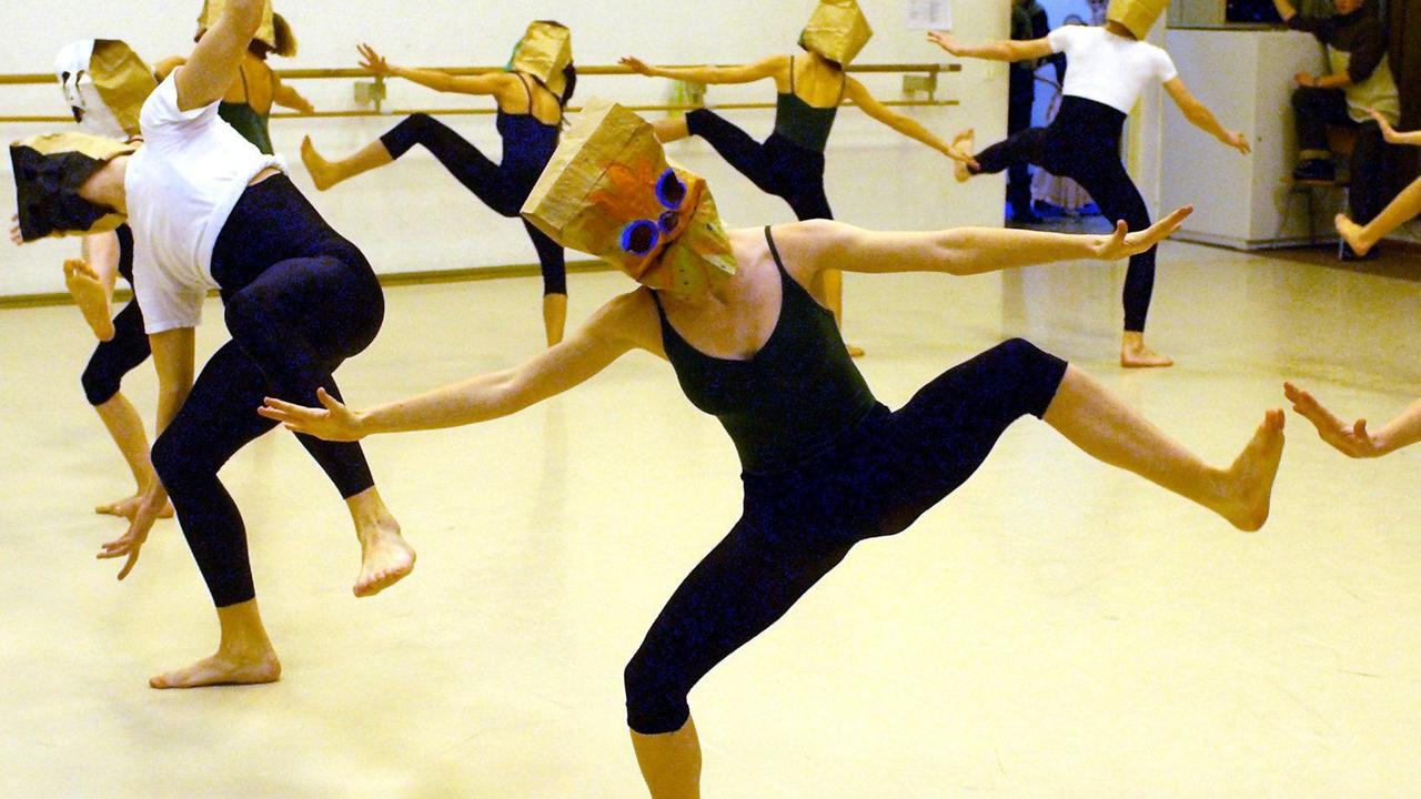 Tanzschüler bei Improvisationen im Unterricht an der Palucca-Schule in Dresden. Der Name Gret Palucca ist ein Inbegriff für alle, die sich mit Modernem Ausdruckstanz beschäftigen.