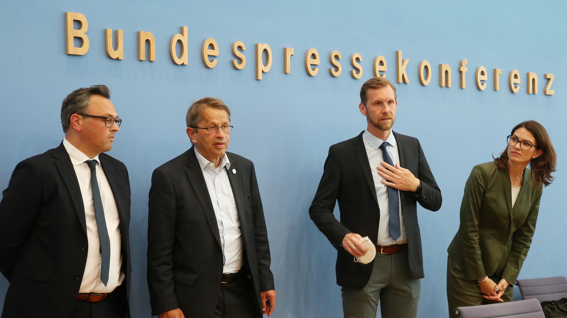 Mitglieder des Expertenrats zur Corona-Pandemie bei der Bundespressekonferenz, aufgenommen im Juni 2022: Christian Karagiannidis (l-r), ARDS und ECMO Zentrum Köln-Merheim, Heyo Kroemer, Vorsitzender des Corona-Expertenrats und Vorstandsvorsitzender der Charité-Universitätsmedizin Berlin, Leif Erik Sander, Medizinische Klinik mit Schwerpunkt Infektiologie und Pneumologie der Charité, und Cornelia Betsch, Gesundheitskommunikation an der Universität Erfurt. Drei Männer und eine Frau stehen vor dem Schriftzug "Bundespressekonferenz". Mitglieder des Expertenrats zur Corona-Pandemie bei der Bundespressekonferenz, aufgenommen im Juni 2022: Christian Karagiannidis (l-r), ARDS und ECMO Zentrum Köln-Merheim, Heyo Kroemer, Vorsitzender des Corona-Expertenrats und Vorstandsvorsitzender der Charité-Universitätsmedizin Berlin, Leif Erik Sander, Medizinische Klinik mit Schwerpunkt Infektiologie und Pneumologie der Charité, und Cornelia Betsch, Gesundheitskommunikation an der Universität Erfurt. Drei Männer und eine Frau stehen vor dem Schriftzug "Bundespressekonferenz".