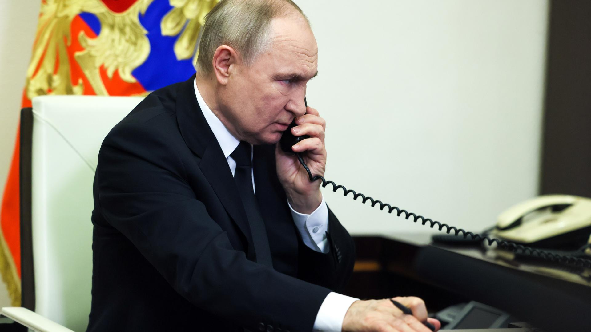 Der Kremlchef ernst dreinschauend am Telefon: offizielles Pressebild von Wladimir Putin nach dem Anschlag auf ein Konzert nahe Moskau