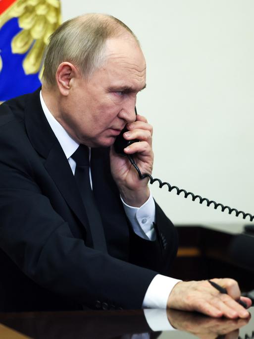 Der Kremlchef ernst dreinschauend am Telefon: offizielles Pressebild von Wladimir Putin nach dem Anschlag auf ein Konzert nahe Moskau