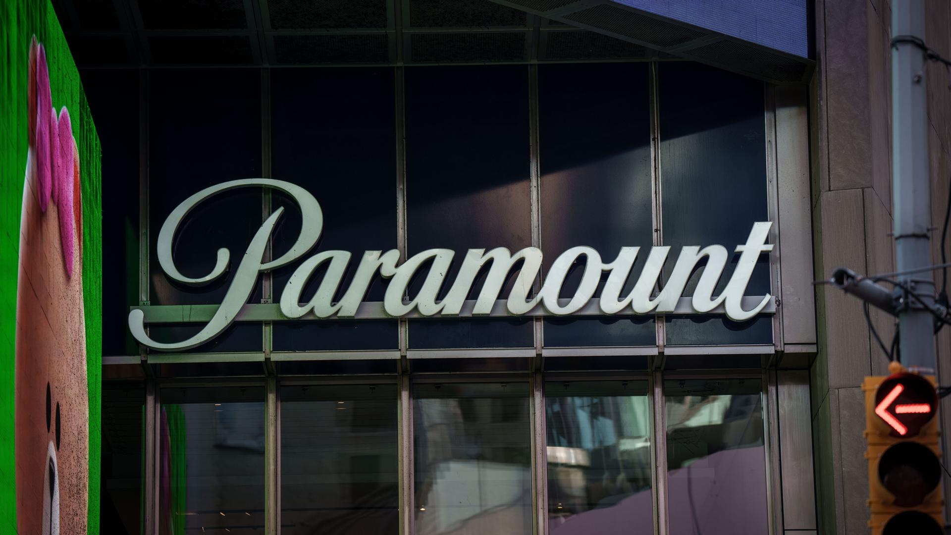 Das Logo von Paramount am Times Square in New York Das Logo von Paramount am Times Square in New York