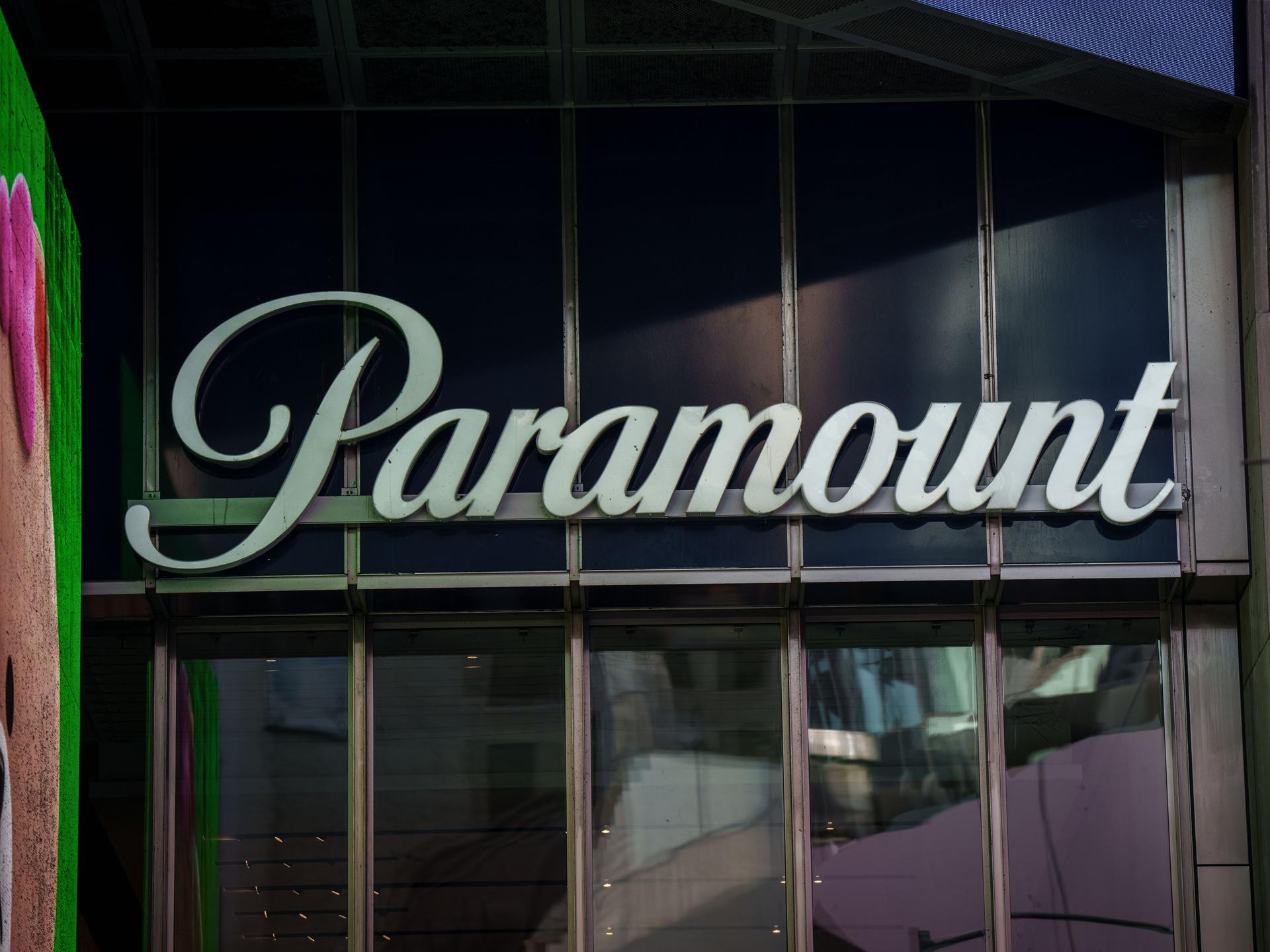 Das Logo von Paramount am Times Square in New York