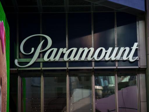 Das Logo von Paramount am Times Square in New York