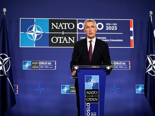 Norwegen, Oslo: Jens Stoltenberg, Nato-Generalsekretär, spricht bei einer Pressekonferenz im Nationalmuseum nach einem informellen Nato-Außenministertreffen.