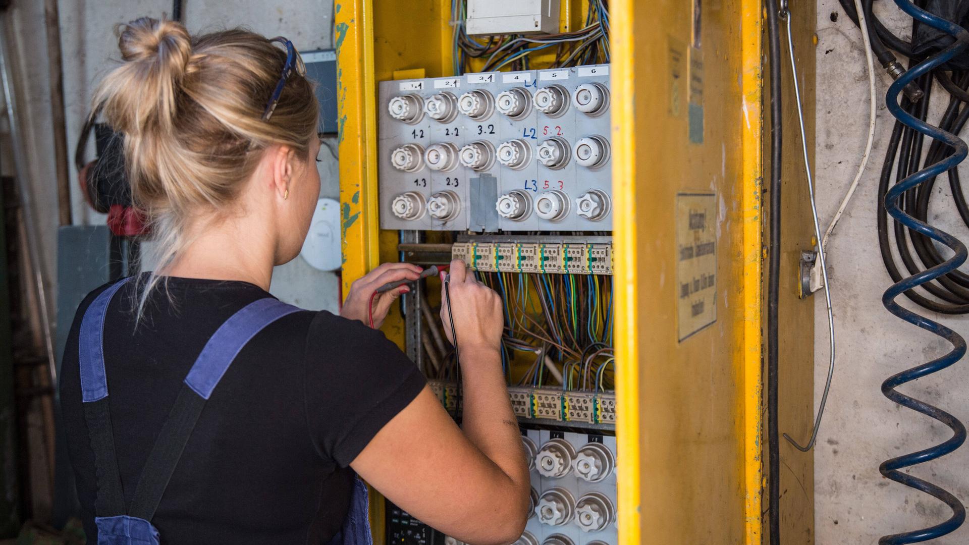 Bamberg, Deutschland 13. Oktober 2021: Eine Frau arbeitet im Beruf als Elektrikerin in einem Handwerksbetrieb als Fachkraft für Elektrik. Mit einem Multimeter misst sie die Spannung in einem geöffnetem Schaltschrank für Stromverteilung mit Sicherungen. Bayern *** Bamberg, Germany 13 October 2021 A woman works in her job as an electrician in a craftsmans workshop as a specialist for electrics With a multimeter she measures the voltage in an open switch cabinet for power distribution with fuses Bavaria Copyright: xFotostandx/xK.xSchmittx Bamberg, Deutschland 13. Oktober 2021: Eine Frau arbeitet im Beruf als Elektrikerin in einem Handwerksbetrieb als Fachkraft für Elektrik. Mit einem Multimeter misst sie die Spannung in einem geöffnetem Schaltschrank für Stromverteilung mit Sicherungen. Bayern *** Bamberg, Germany 13 October 2021 A woman works in her job as an electrician in a craftsmans workshop as a specialist for electrics With a multimeter she measures the voltage in an open switch cabinet for power distribution with fuses Bavaria Copyright: xFotostandx/xK.xSchmittx
