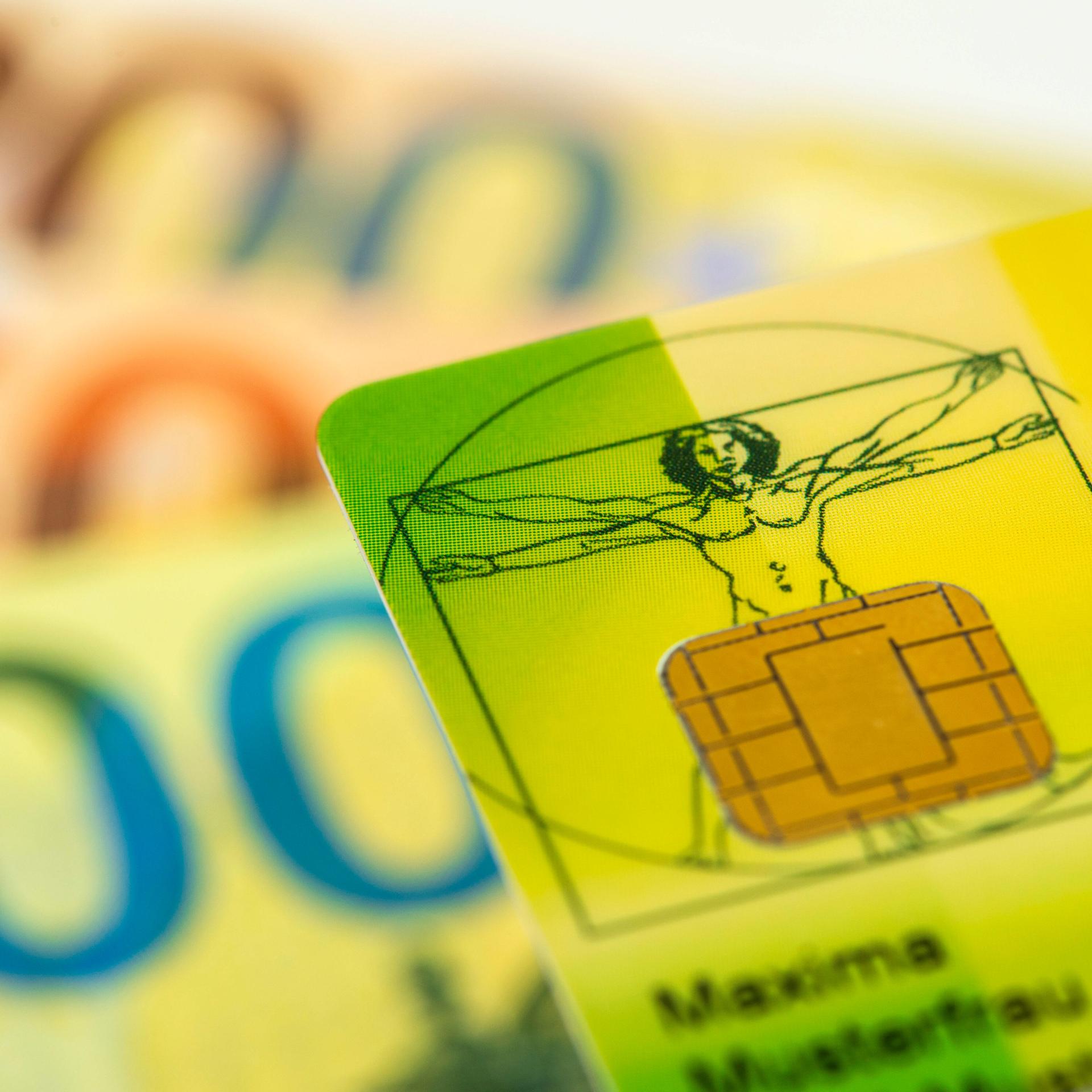 Eine Gesundheitskarte liegt auf vielen Euro Banknoten als Symbolbild für steigende Krankenkassenbeiträge und notwendige Reformen im Gesundheitssystem