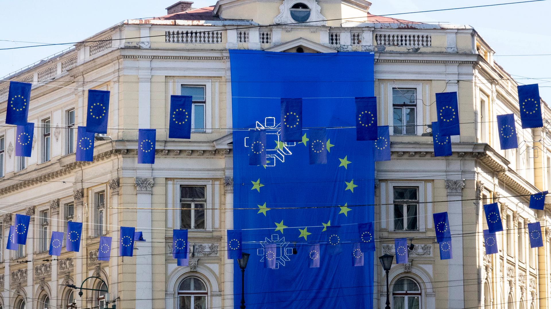 Eine riesige Flagge der Europäischen Union hängt an einem Gebäude in Sarajevo.