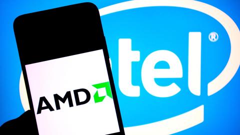 Eine Illustration der beiden Logos Intel und AMD, dieses ist auf einem Smartphone zu sehen.