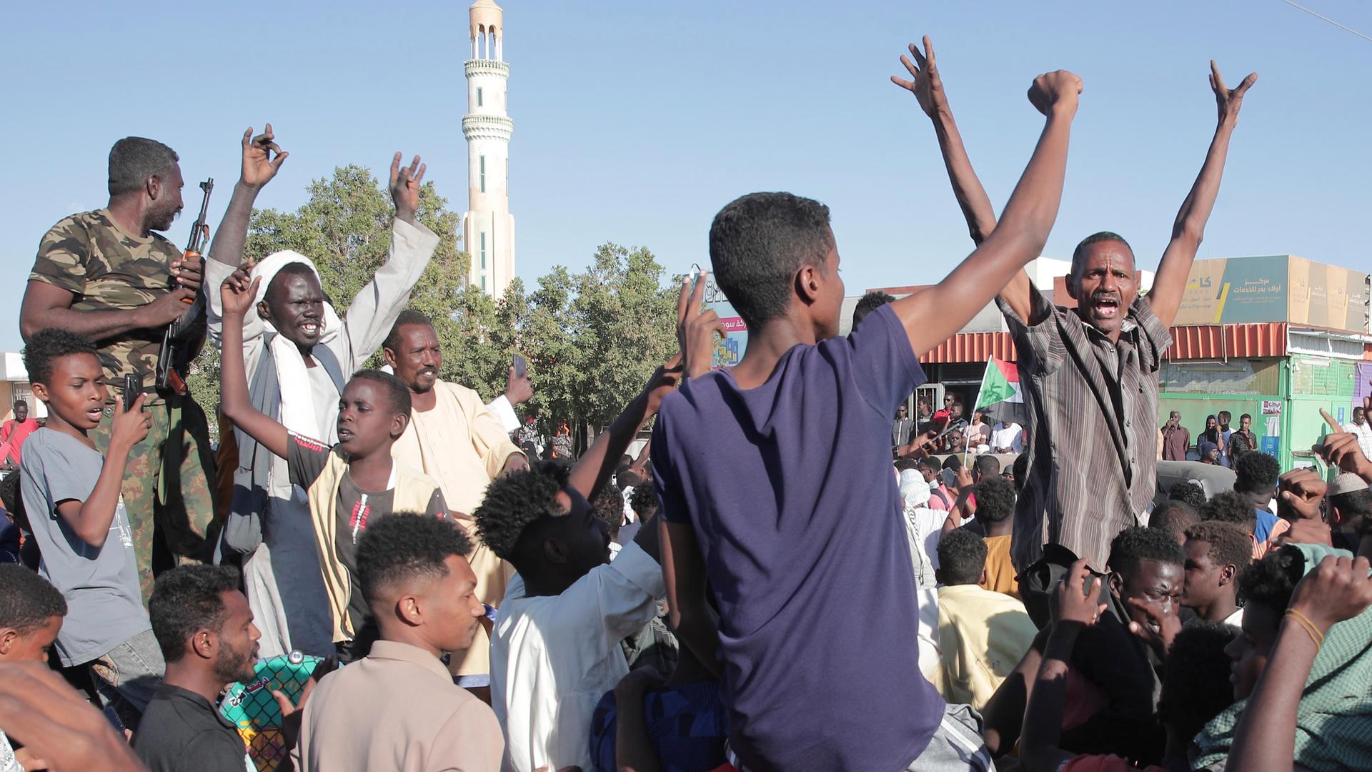 Menschen im Sudan feiern die Rückeroberung der zentralen Stadt Wad Madani durch die Armee.