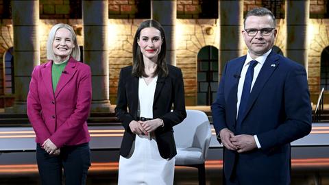 Riikka Purra, Vorsitzende der Partei der "Die Finnen", Sanna Marin, Ministerpräsidentin von Finnland, und Petteri Orpo, Vorsitzender der Nationalen Samlungspartei, stehen vor der einer Fernseh-Wahldebatte für Fotos zusammen.