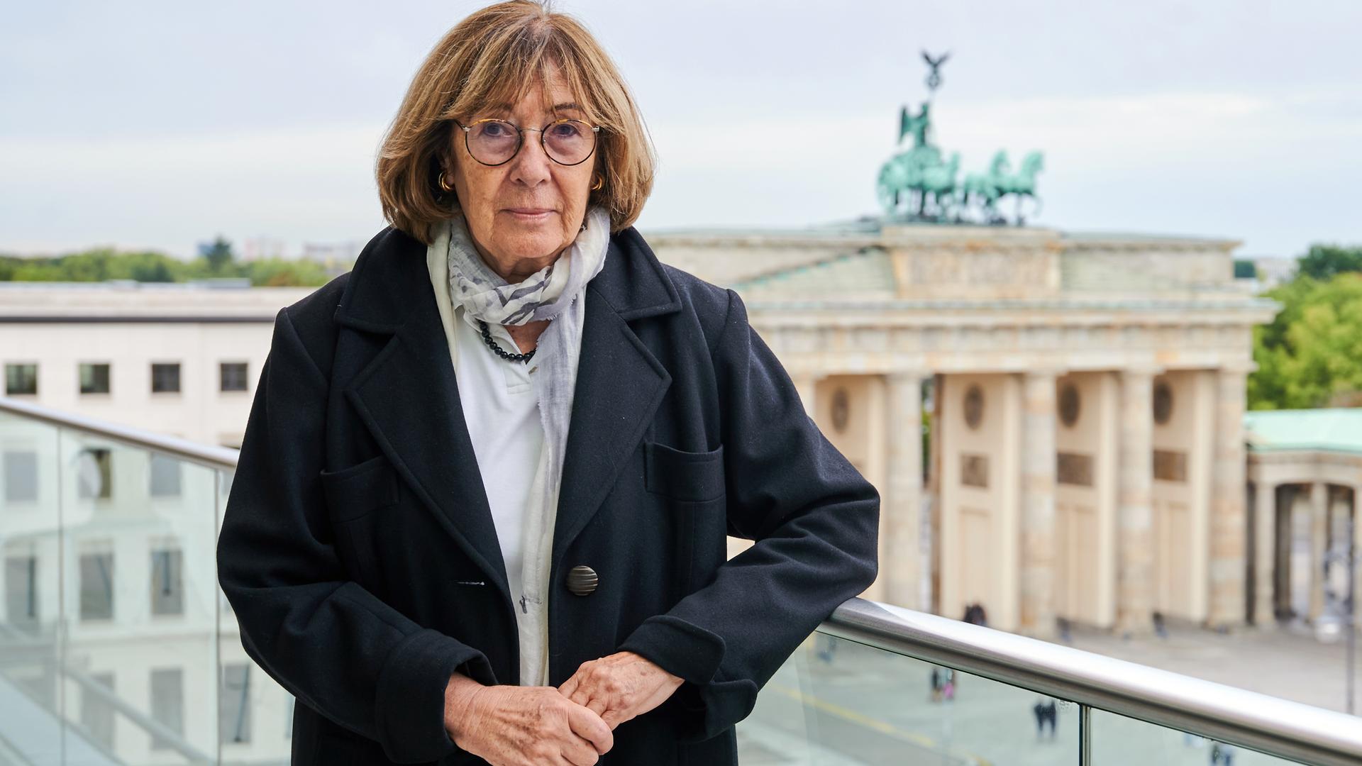 Jeanine Meerapfel, Präsidentin der Akademie der Künste, steht auf der Terrasse der Akademie am Pariser Platz. 