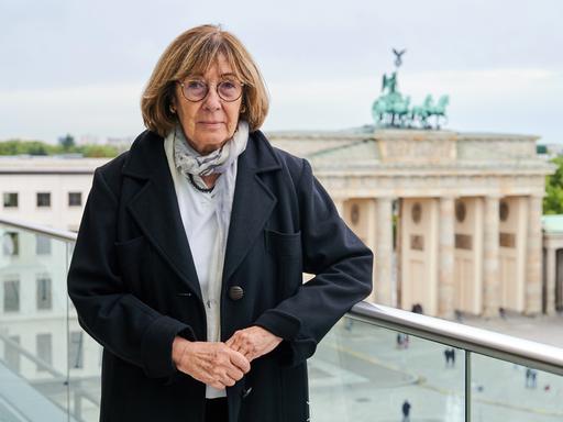 Jeanine Meerapfel, Präsidentin der Akademie der Künste, steht auf der Terrasse der Akademie am Pariser Platz. 
