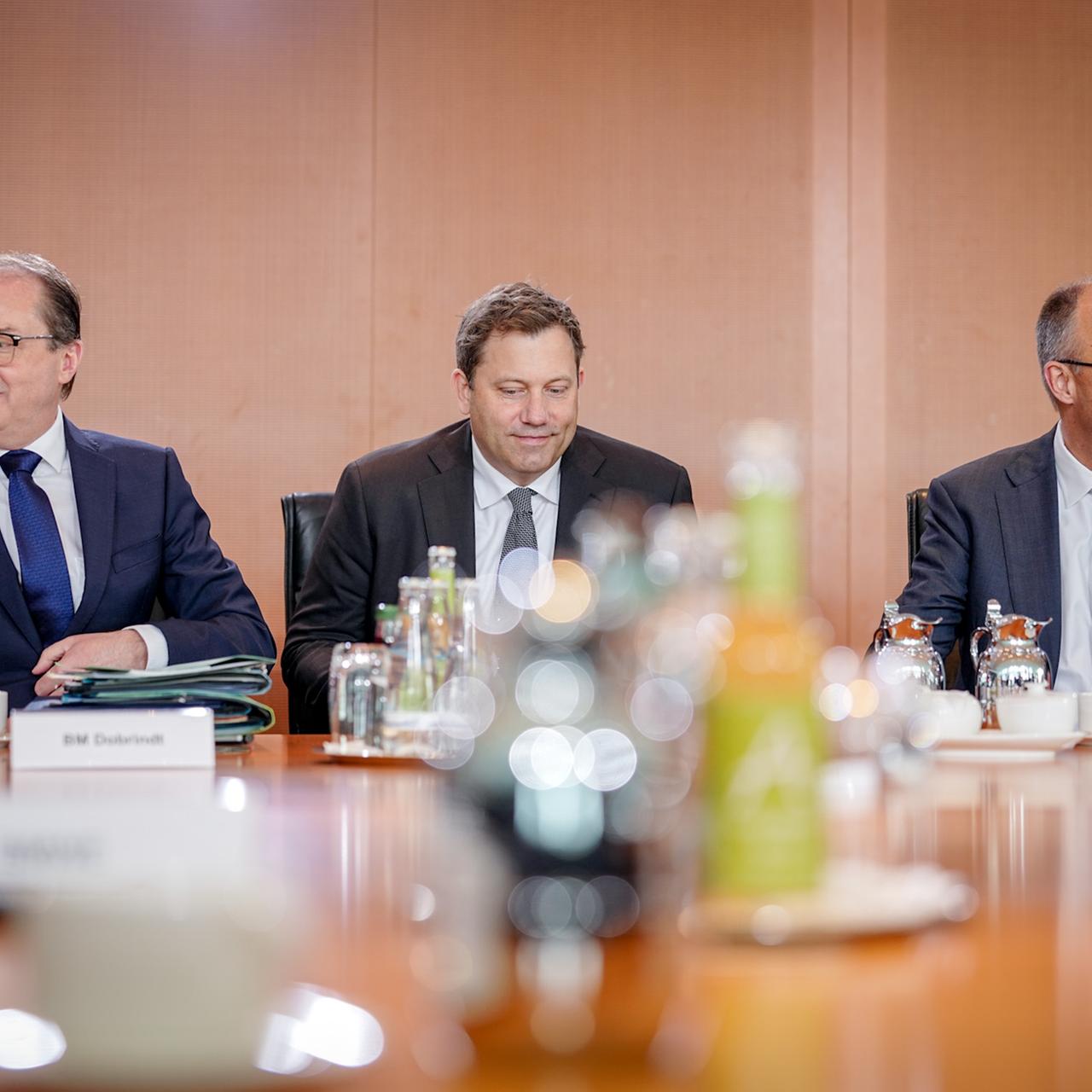 Alexander Dobrindt (l-r, CSU), Bundesinnenminister, Lars Klingbeil (SPD), Bundesminister der Finanzen und Vizekanzler, und Bundeskanzler Friedrich Merz (CDU) nehmen an der Sitzung des Bundeskabinetts im Bundeskanzleramt teil. 