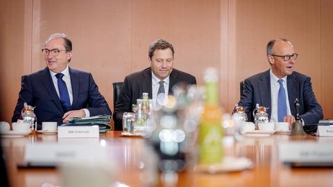 Alexander Dobrindt (l-r), Bundesinnenminister, Lars Klingbeil, Bundesminister der Finanzen und Vizekanzler, und Bundeskanzler Friedrich Merz sitzen in der Sitzung des Bundeskabinetts im Bundeskanzleramt nebeneinander am Tisch. 