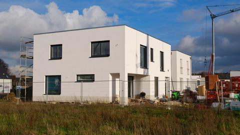 Rohbauten von mehreren Wohnhäusern mit Flachdach