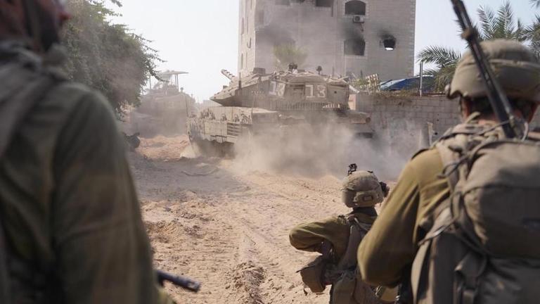Palästinensische Gebiete, Gaza: Israelische Truppen setzen die Bodenoperationen im Gazastreifen mit militärischen Fahrzeugen fort.