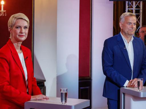 Manuela Schwesig (SPD), die Ministerpräsidentin von Mecklenburg-Vorpommern und Spitzenkandidatin für die Landtagswahl, und Leif-Erik Holm, Ministerpräsidentenkandidat der AfD, stehen vor einem TV-Duell im Schweriner Schloss vor den Kameras. Manuela Schwesig (SPD), die Ministerpräsidentin von Mecklenburg-Vorpommern und Spitzenkandidatin für die Landtagswahl, und Leif-Erik Holm, Ministerpräsidentenkandidat der AfD, stehen vor einem TV-Duell im Schweriner Schloss vor den Kameras.