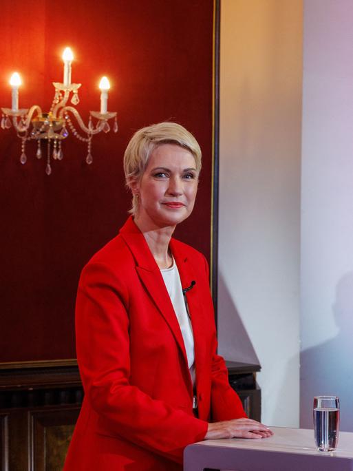 Manuela Schwesig (SPD), die Ministerpräsidentin von Mecklenburg-Vorpommern und Spitzenkandidatin für die Landtagswahl, und Leif-Erik Holm, Ministerpräsidentenkandidat der AfD, stehen vor einem TV-Duell im Schweriner Schloss vor den Kameras. Manuela Schwesig (SPD), die Ministerpräsidentin von Mecklenburg-Vorpommern und Spitzenkandidatin für die Landtagswahl, und Leif-Erik Holm, Ministerpräsidentenkandidat der AfD, stehen vor einem TV-Duell im Schweriner Schloss vor den Kameras.