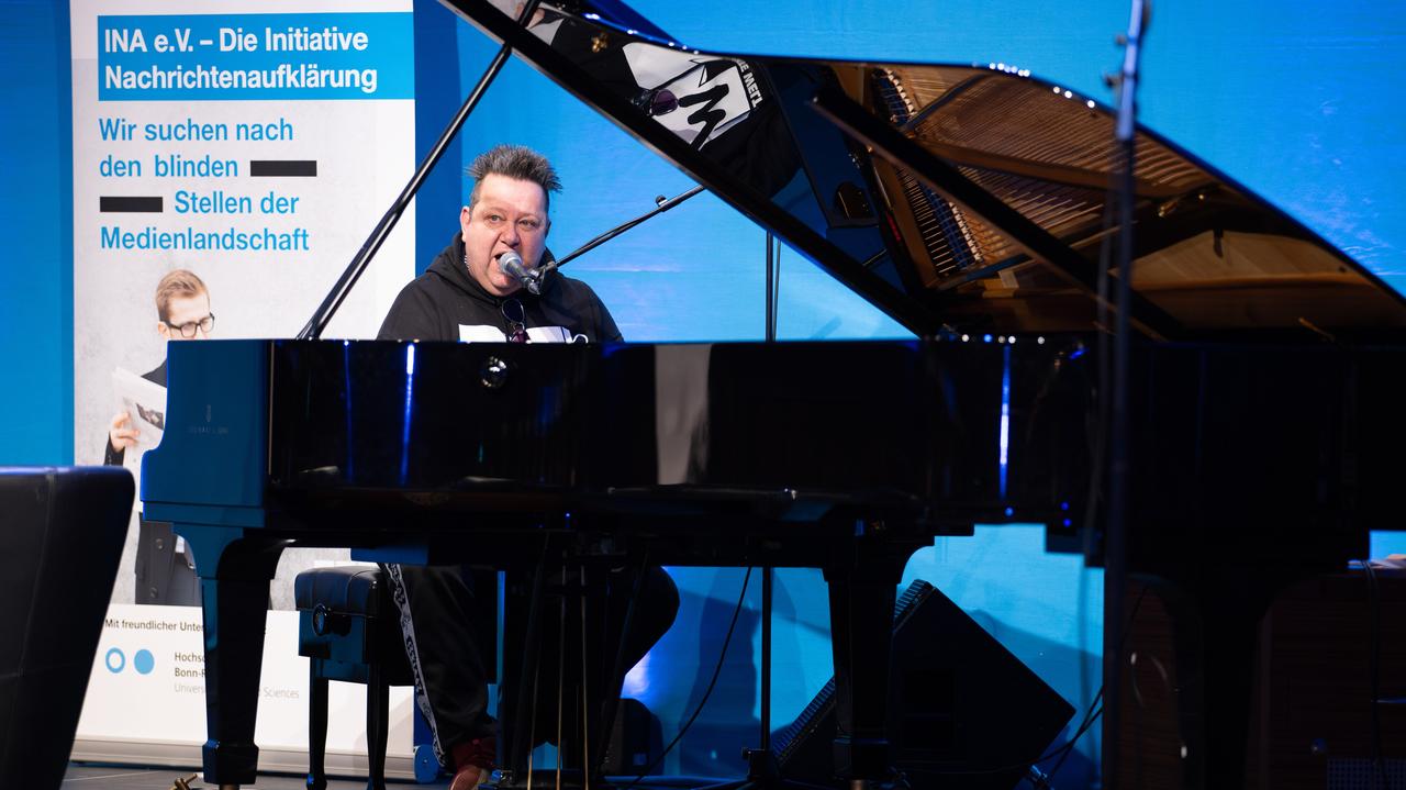 Der Sänger Sebastian Krumbiegel spielt auf einem Flügel und singt beim Kölner Forum für Journalismuskritik am 9. Mai 2025. Der Sänger Sebastian Krumbiegel spielt auf einem Flügel und singt beim Kölner Forum für Journalismuskritik am 9. Mai 2025.
