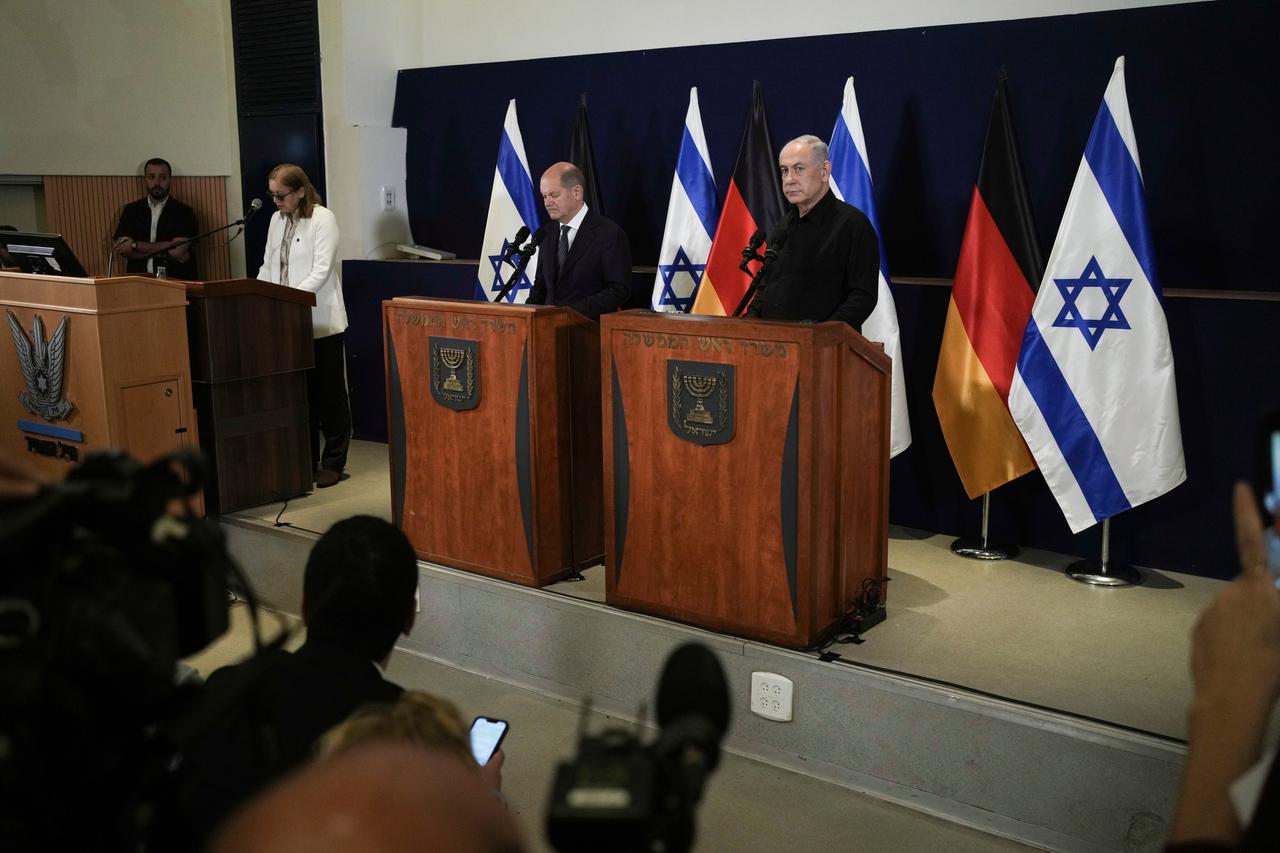 Israel, Tel Aviv: Bundeskanzler Olaf Scholz, links, und Israels Premierminister Benjamin Netanyahu, bei einem Treffen. 