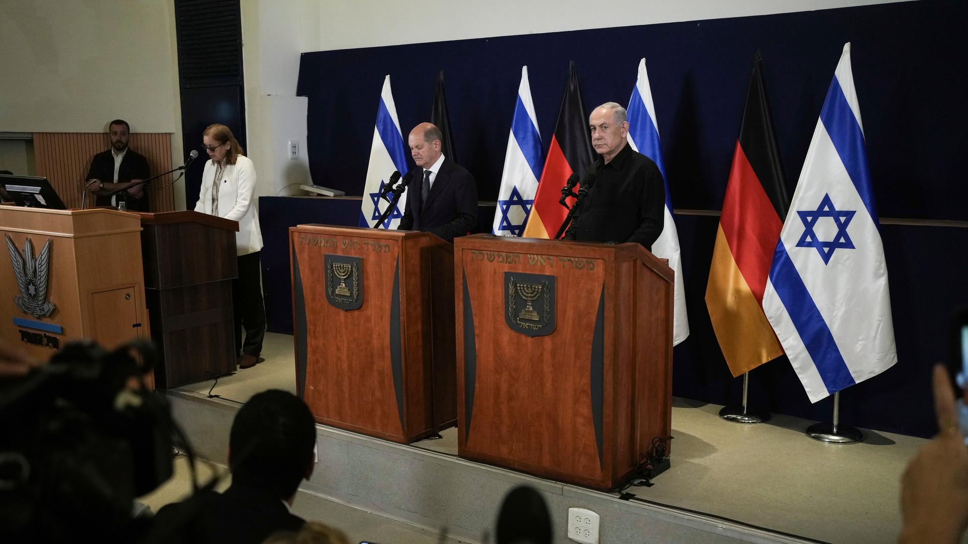 Israel, Tel Aviv: Bundeskanzler Olaf Scholz, links, und Israels Premierminister Benjamin Netanyahu, bei einem Treffen.