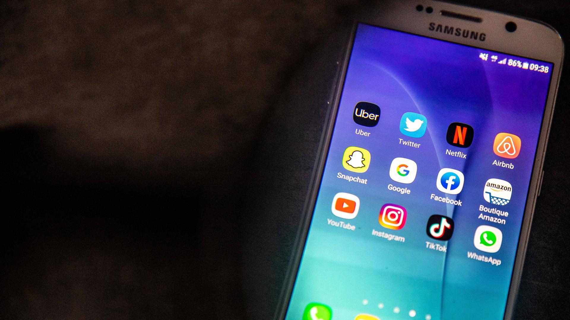 Ein Handy mit verschiedenen App-Symbolen